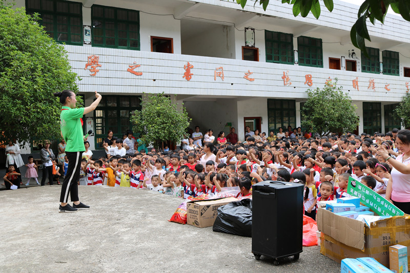 教授小朋友做”爱眼护眼“课程