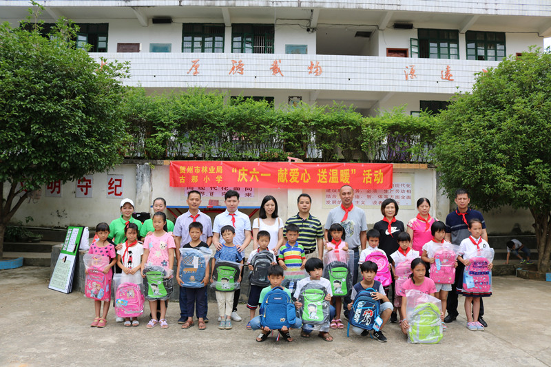 慰问组给贫困留守儿童赠送书包