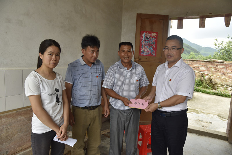 黄慎电在李屋村慰问