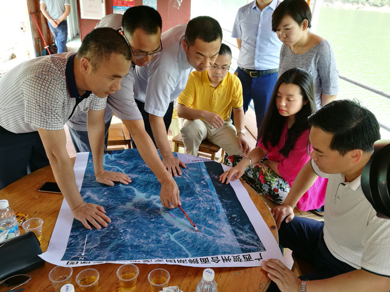 在合面狮湖湿地公园进行考察