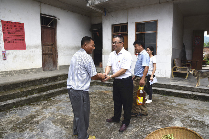 黄慎电在李屋村慰问